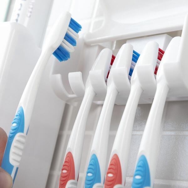 DISPENSADOR DE PASTA DENTAL CON SOPORTE PARA CEPILLOS 4